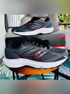 Saucony Cohesion 17 Mens Versarun Sneakers 8.5 wide in Shadow Black Red - NEW